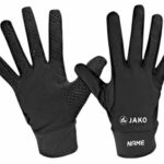 Schwarze JAKO Feldspielerhandschuhe Funktion, Handfläche und Handrücken mit Namensdruck als Beispiel.