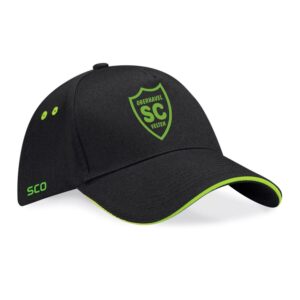 Schwarze SCO-Basecap mit grünem Vereinswappen und grünen Kontrastdetails.