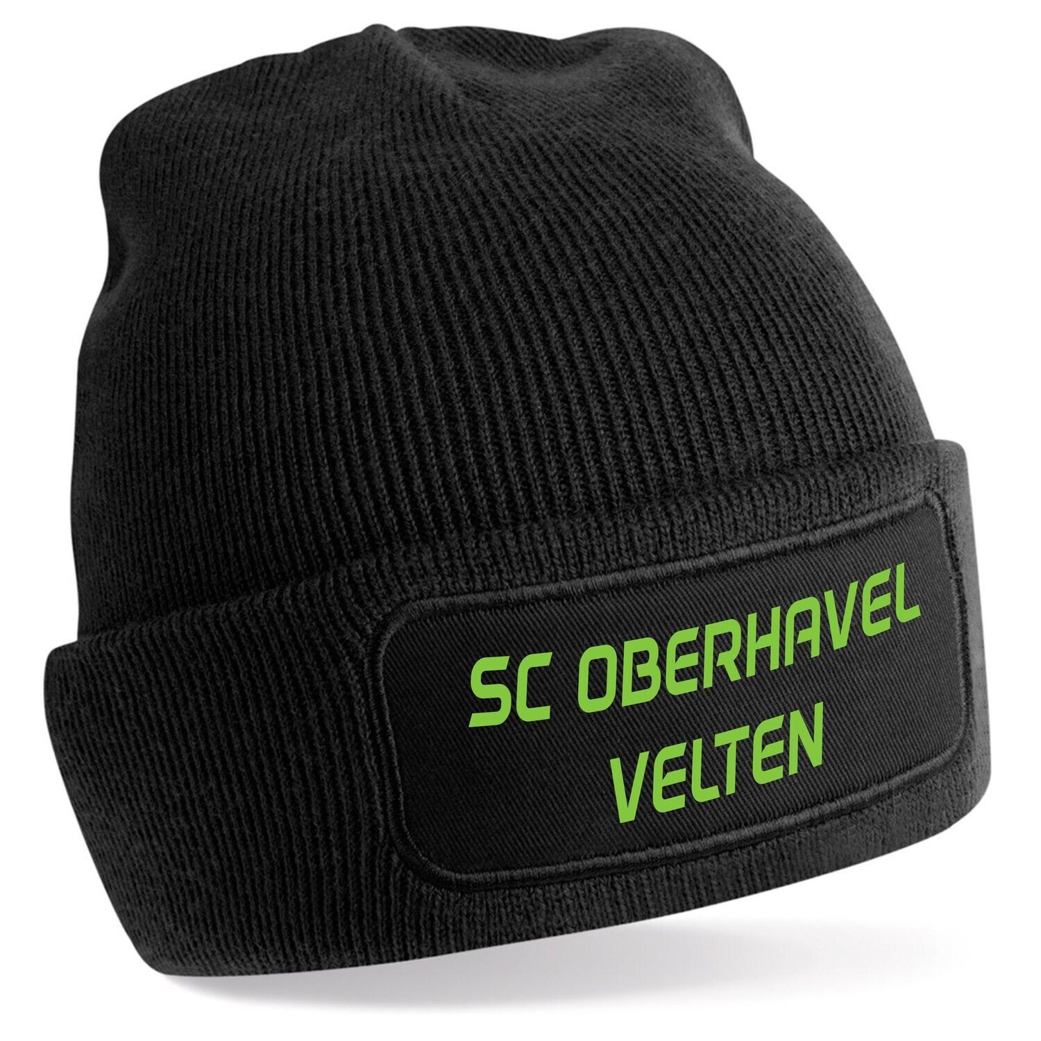 Schwarze Strickmütze mit grünem Schriftzug SC Oberhavel Velten auf dem Umschlag.