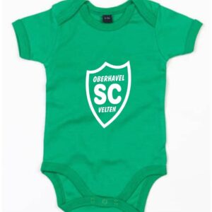 Grüner Baby-Bodysuit mit Schlupfkragen und weißem SCO-Wappen auf der Vorderseite.