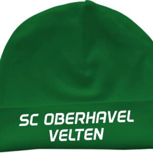 Grüne Baby-Mütze mit weißem Schriftzug SC Oberhavel Velten auf dem Umschlag.