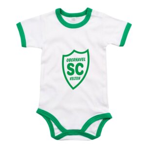 Weißer Baby-Bodysuit mit grünen Einfassungen und grünem SCO-Wappen auf der Vorderseite.