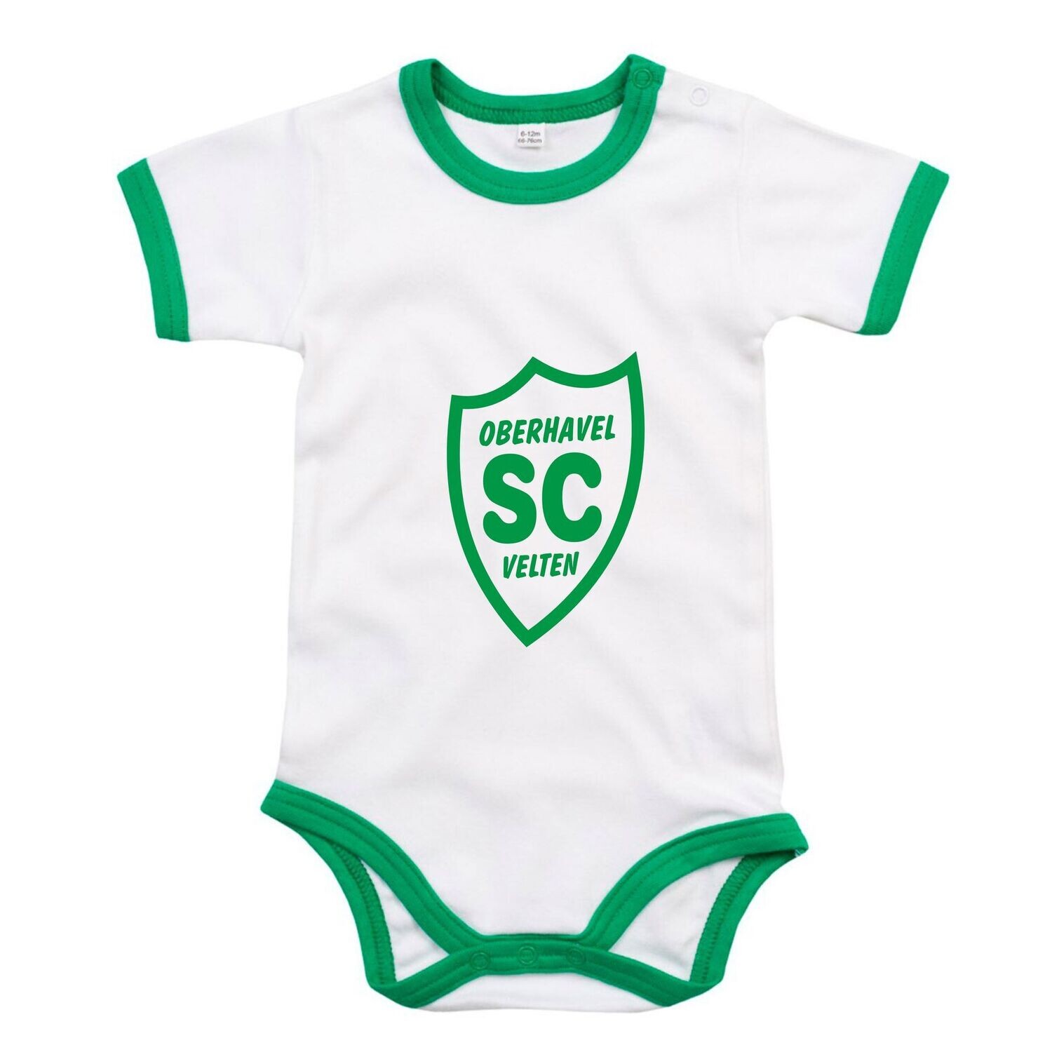 Weißer Baby-Bodysuit mit grünen Einfassungen und grünem SCO-Wappen auf der Vorderseite.