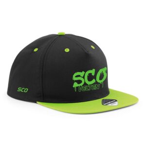 Schwarze SCO-Graffiti-Cap mit flachem grünem Schirm und grünem Frontmotiv.