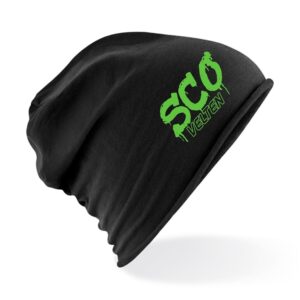 Schwarze Jersey-Beanie mit grünem SCO-Graffiti-Motiv.