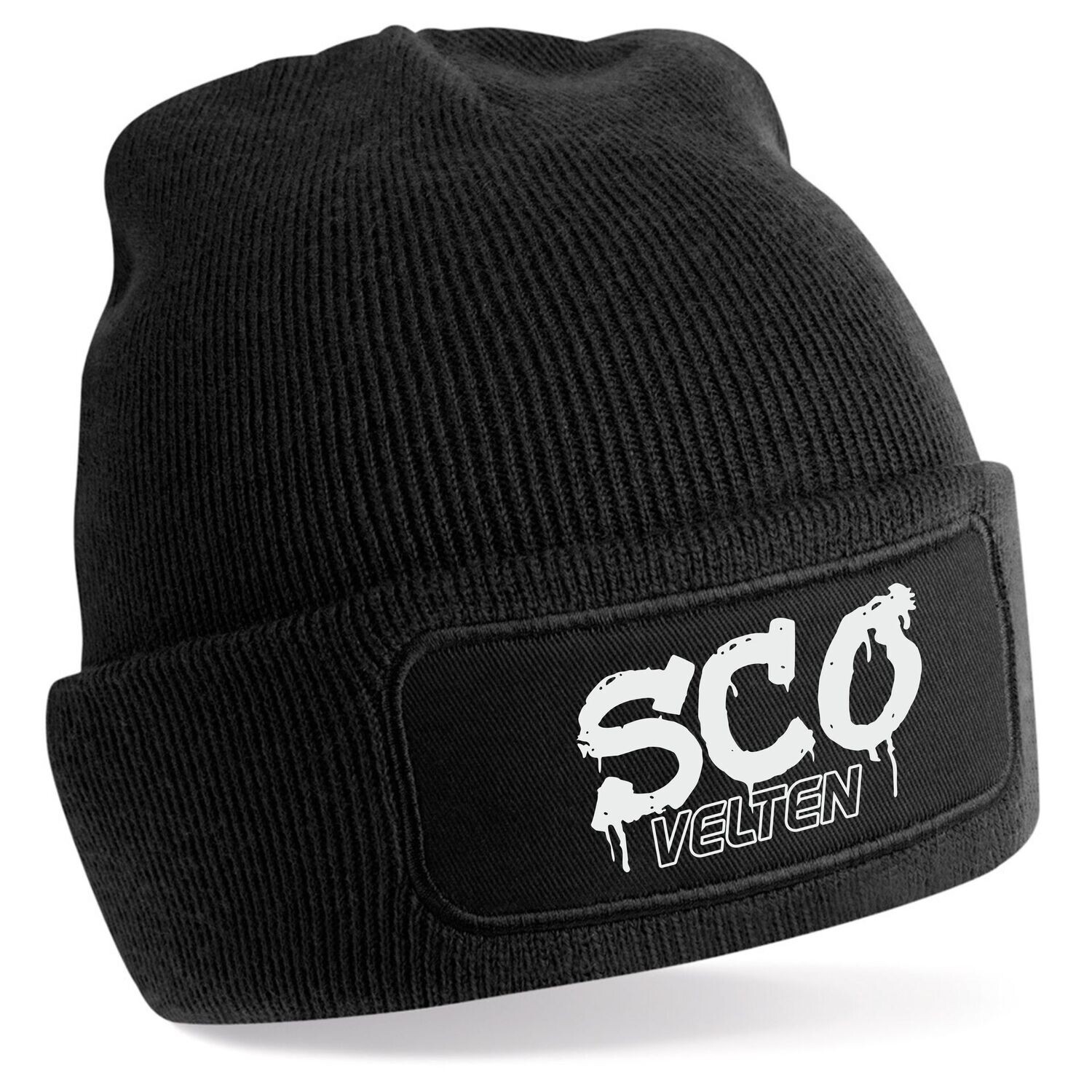 Schwarze Strickmütze mit Umschlag und weißem SCO-Graffiti-Motiv.