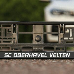 Schwarze Kennzeichenhalterung mit weißem Schriftzug SC Oberhavel Velten und Vereinswappen.