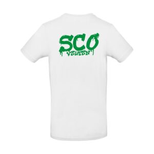 Weißes T-Shirt mit grünem SCO-Graffiti-Motiv auf der Vorderseite.