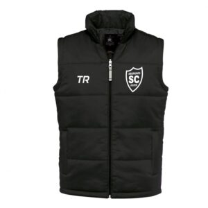 Schwarzer Trainer-Bodywarmer mit Steppung, weißem SCO-Wappen und Trainerinitialen als Druckbeispiel.