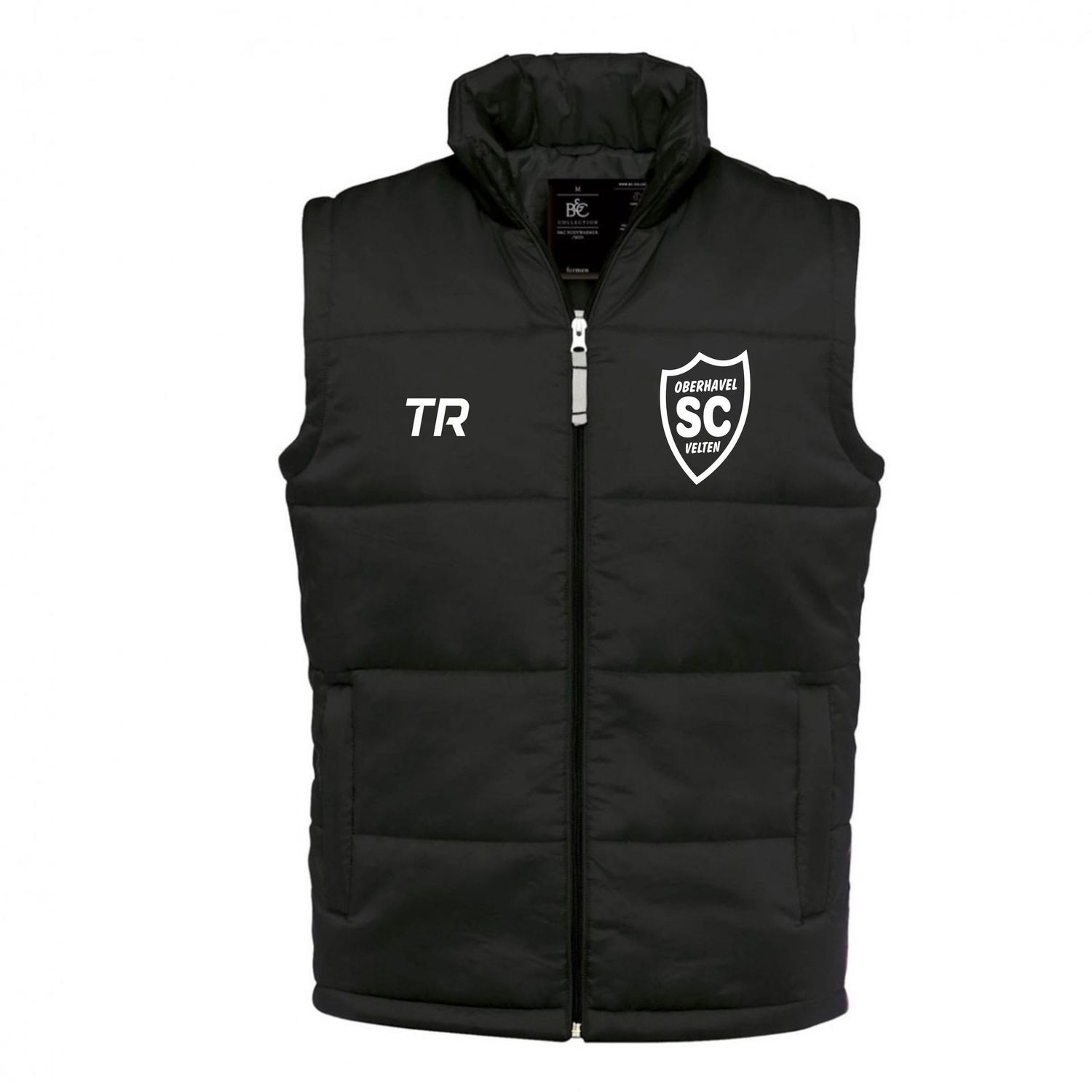 Schwarzer Trainer-Bodywarmer mit Steppung, weißem SCO-Wappen und Trainerinitialen als Druckbeispiel.